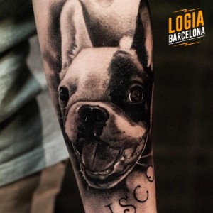 tatuaje_brazo_bulldog_spiros_befanis_logia_barcelona 